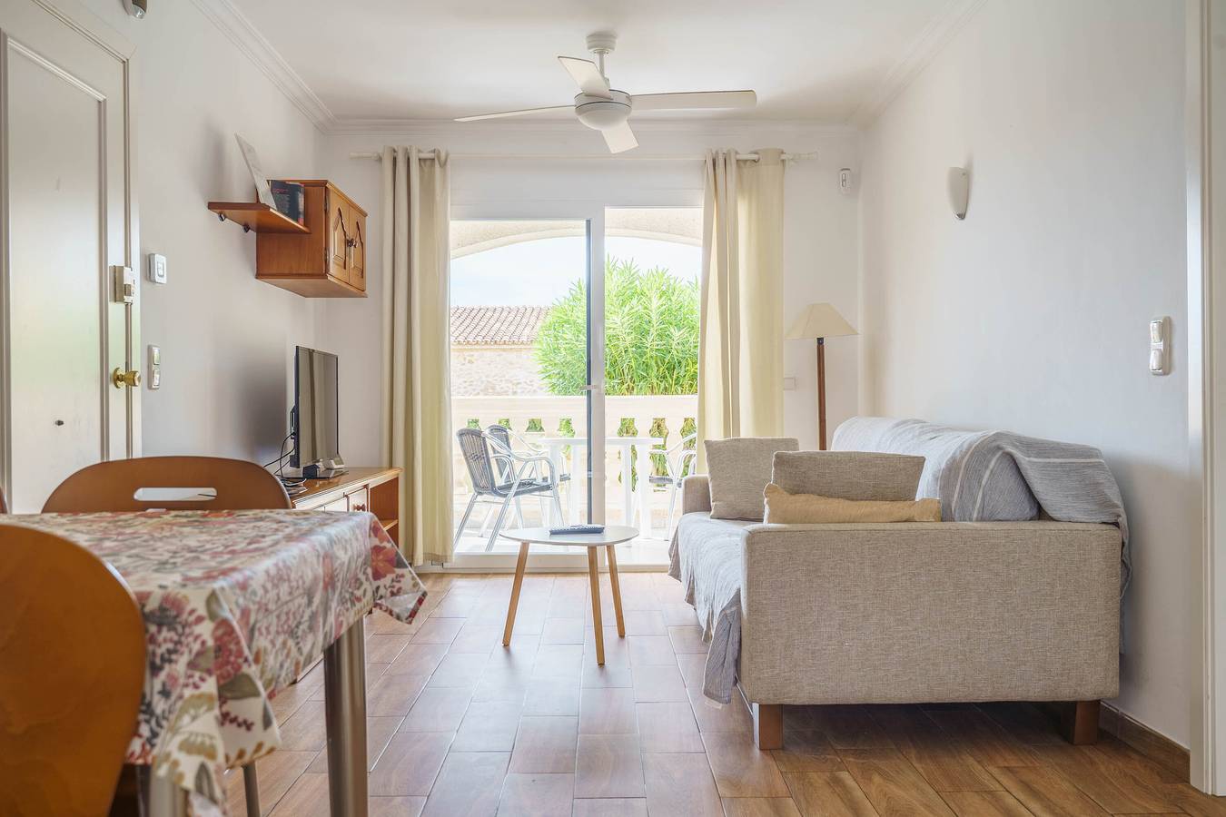 Apartamento entero, Apartamento 'Apartamento Flora' con piscina compartida, terraza privada y Wi-Fi in Cala Rajada, Capdepera