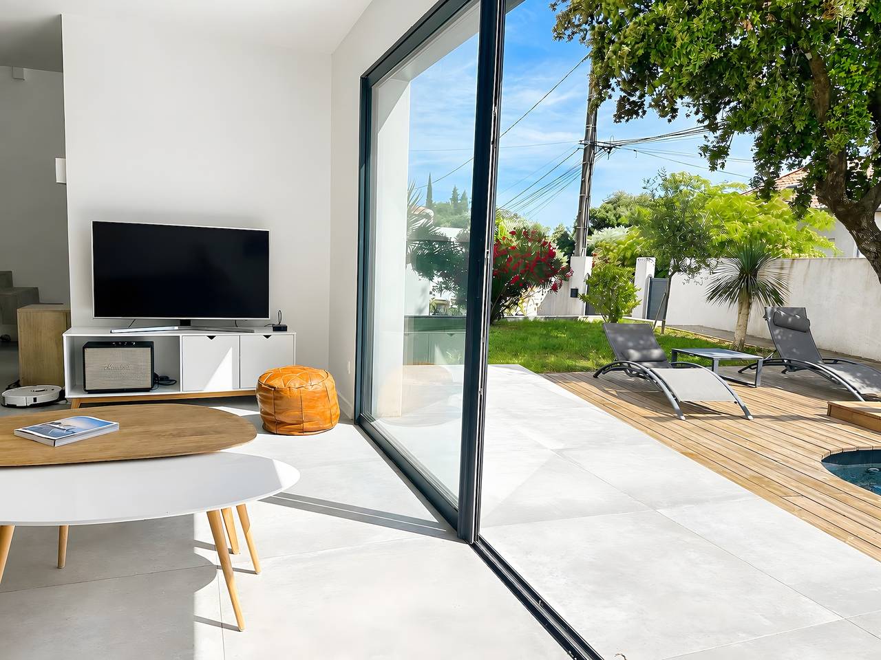 Contemporary Villa with Private Pool, Wi-Fi, and Air Conditioning in Baillargues, Mediterranean Coast (France)