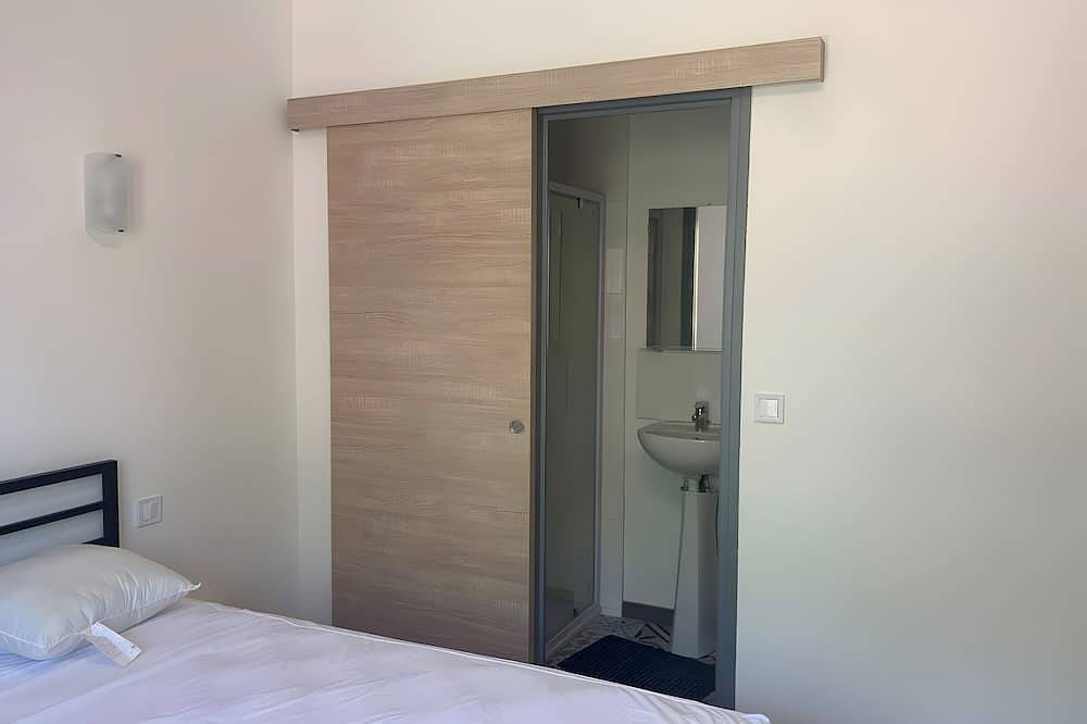 Apartamento entero, Apartamento 'B' con terraza privada y jardín compartido in Poussan, Côte d'Améthyste