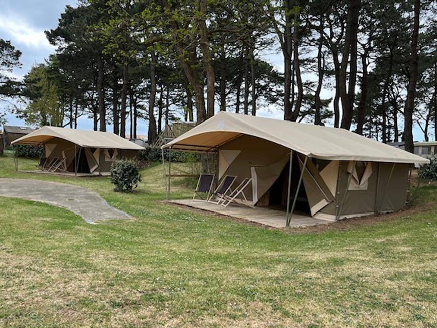 Camping Ushuaïa Villages L'estuaire - Tente 6 personnes - Tente toilée - 20m² - 3 chambres - avec électricité + terrasse couverte in Paimbœuf, Vallée de la Loire