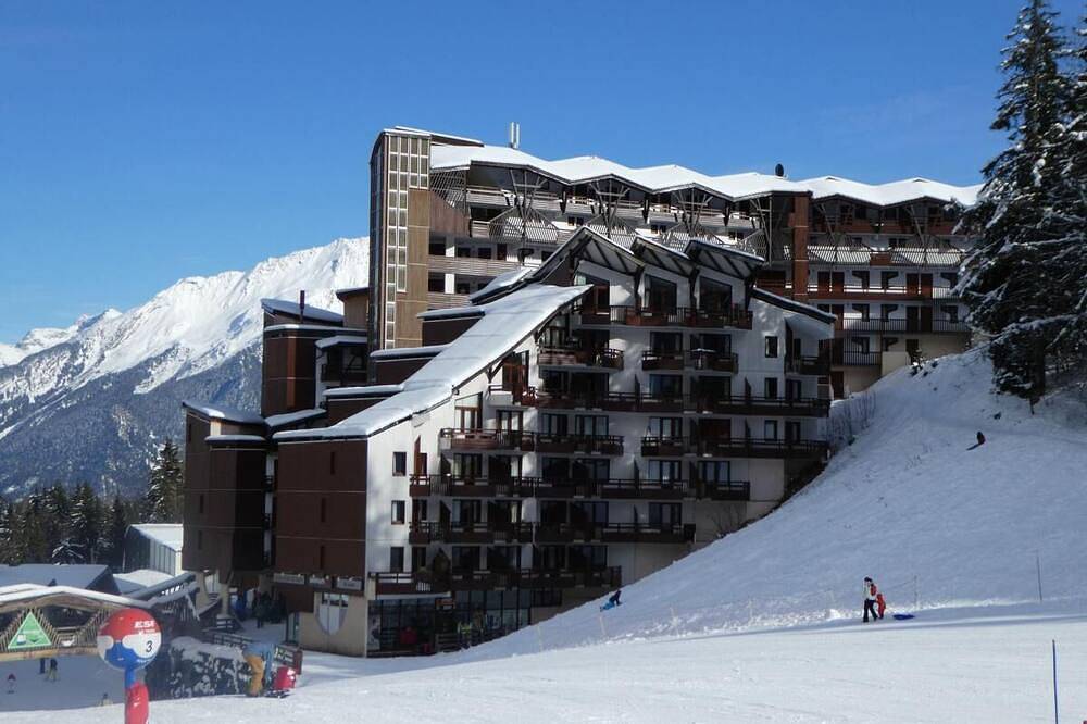 Entire apartment, 50m from resort center, 3rd floor, view ski slopes, balcony, parking, tv, ski locker, 32m², La Tania in La Tania, La Perrière