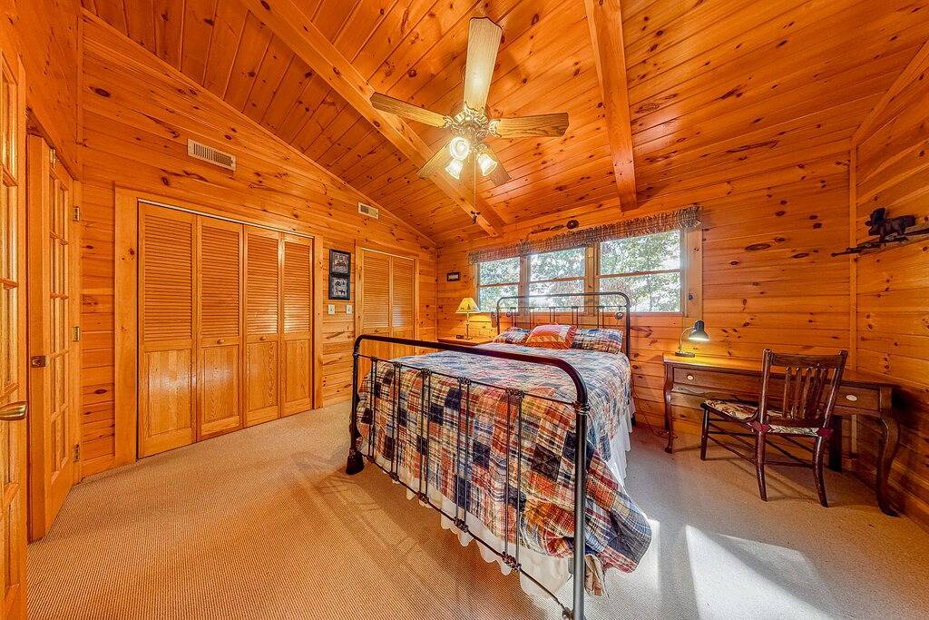 Cozy Wooded Retreat w/ Wifi, Putting Green, Foosball, Private Hot Tub & Views in Chattahoochee National Forest