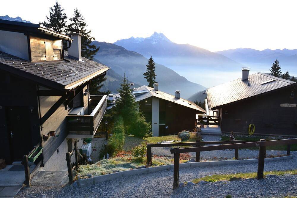Appartement entier, Le studio se situe aux Arsets à env. 500 du départ du téléski des Fracherets, reliant le domaine ski in Gryon, Alpes Vaudoises