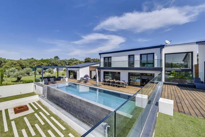 Maison de vacances pour 12 personnes, avec terrasse ainsi que jardin et jacuzzi à Nîmes