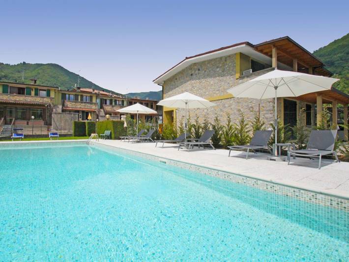 Vakantiewoning voor 6 personen, with Balkon and Terras as well as Tuin and Zwembad aan het Gardameer