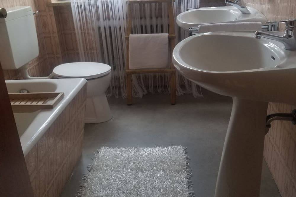 Ganze Wohnung, Gemütliches Apartment m. Balkon, Kochnische, Bad sowie Grillecke im Garten in Nordhalben, Frankenwald