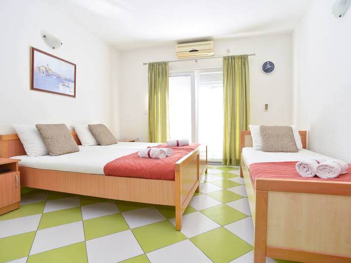 Gîte pour 3 personnes, avec balcon dans Tivat