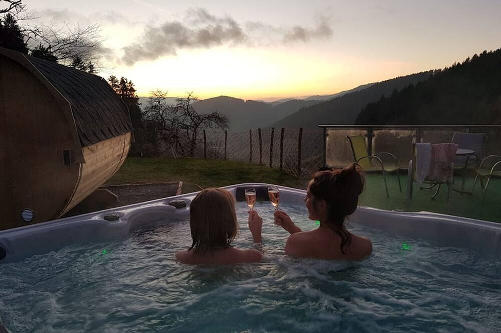 Ganze Wohnung, Ferienwohnung  Hohenlochen 130qm mit Whirlpool und Fassauna, 3 Schlafzimmer für max. 6 Personen in Hausach, Kinzigtal