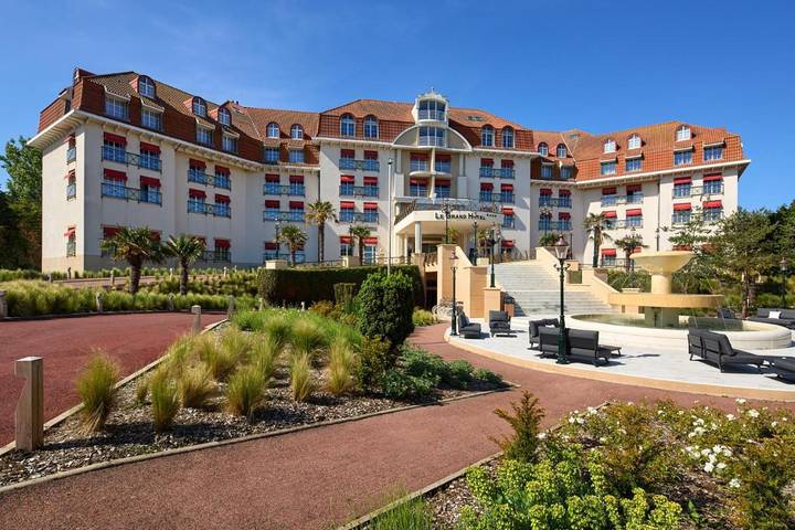 Hôtel pour 10 personnes, avec piscine ainsi que sauna et terrasse, animaux acceptés