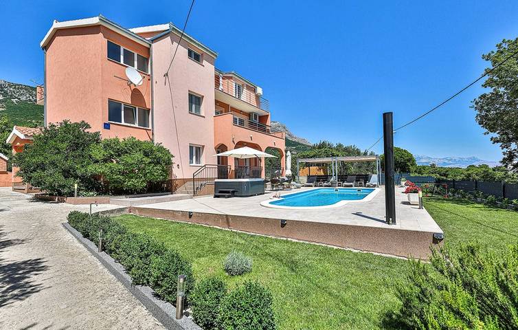 Ferienhaus für 12 Personen, mit Balkon/Terrasse und Garten sowie Pool