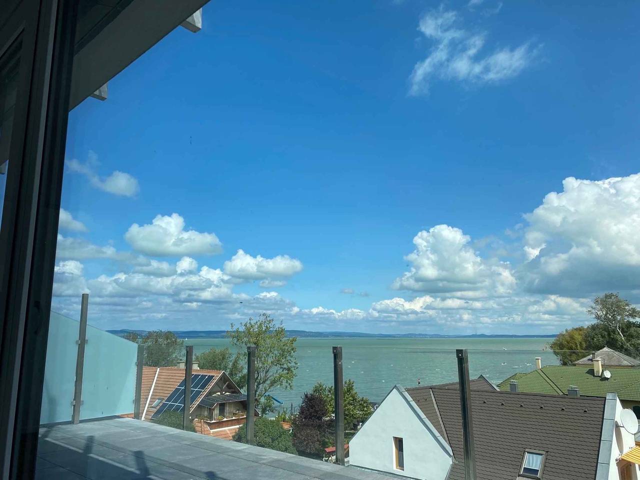 Ganze Ferienwohnung, Ferienwohnung direkt am Ufer mit eigenem Strand  in Balatonlelle, Plattensee Südufer