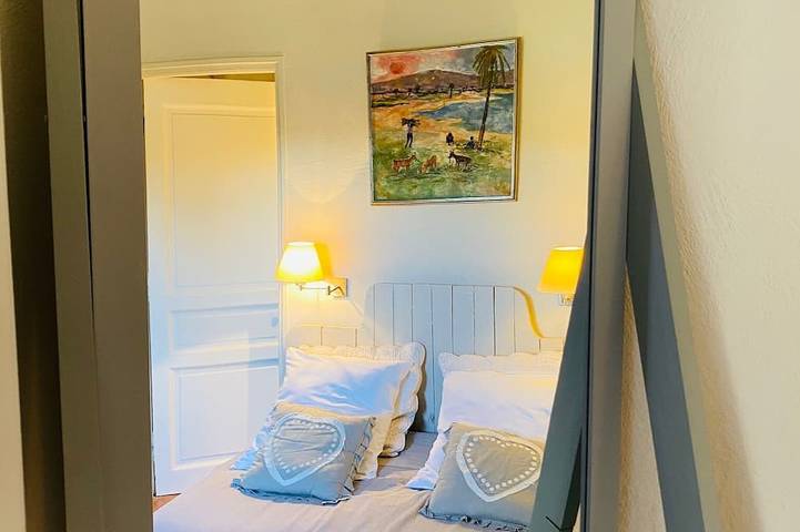 Charming house with swimming pool, vast 2H wooded park in the heart of the Luberon. in Lourmarin, Parc naturel régional du Luberon