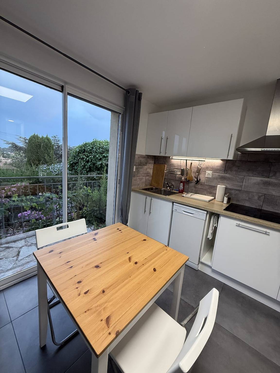 Ganzes Studio, Studio für 2 Personen mit Terrasse in La Garde, Mittelmeerküste (Frankreich)