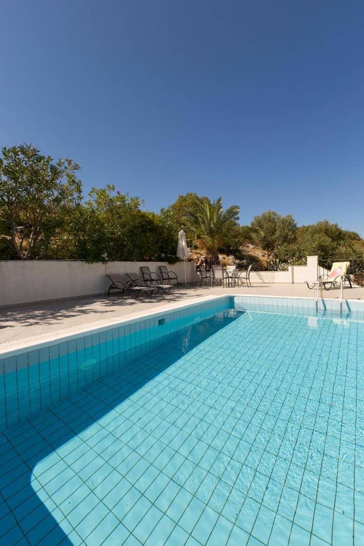 Villa for 5 people, with pool and view as well as garden in Samos