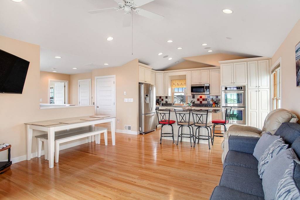 Town of Fenwick island home on the water with dock & central A/C - dogs Ok in Fenwick Island, Sussex County (Delaware)