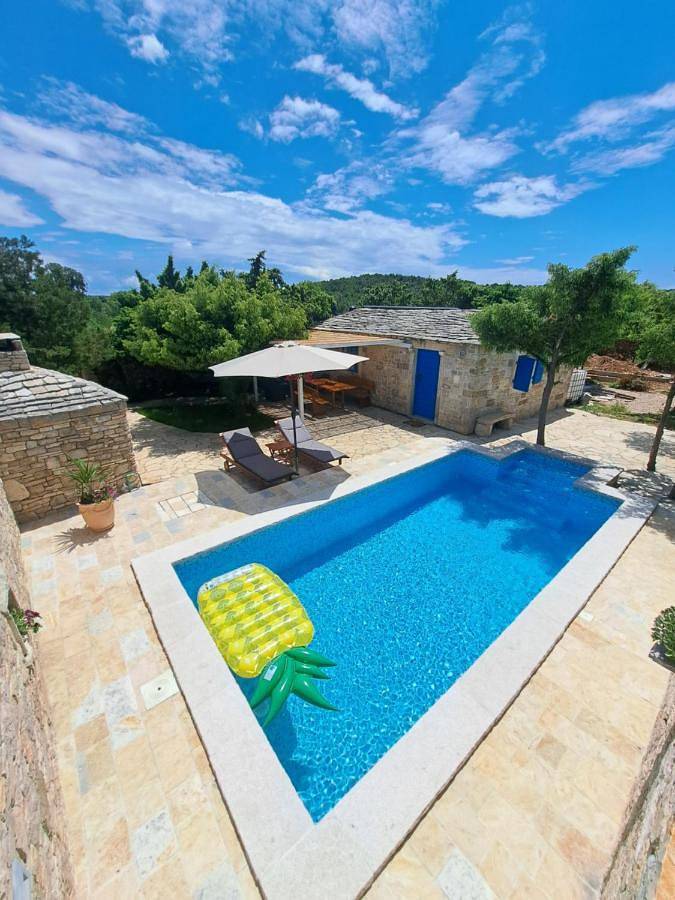 Villa pour 4 personnes, avec vue ainsi que piscine et terrasse à Tisno