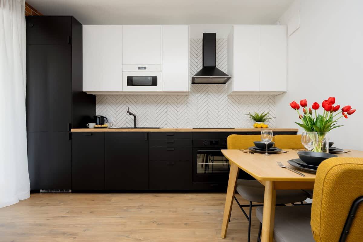 Ganze Wohnung, Stylish Apartment with Balcony | Parking and Workspace in Bielany, Warschau