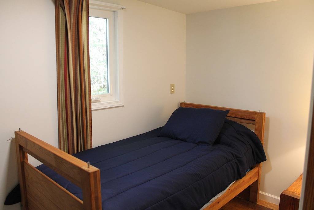 The Bungalow. Cedar shake cabin near Mount Bohemia, boat launch, beach. Private in Grant Township, Keweenaw County