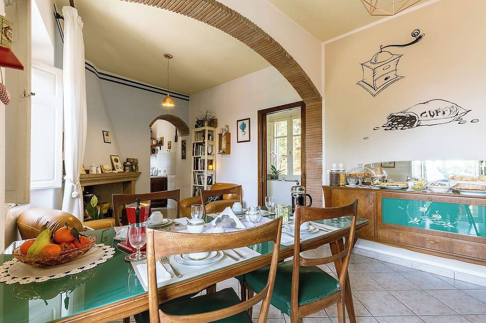 Carraio's room, cozy vintage B&B Art Studio, with watercolor courses available in Baunei, Provincia di Ogliastra