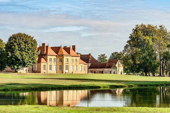 Location de vacances pour 28 personnes, avec jacuzzi et jardin dans Chézy