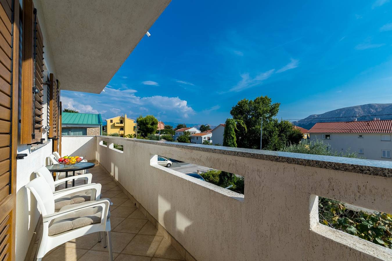 Ganze Wohnung, Wohnung im ersten Stock mit Blick auf die Berge. in Vela plaža, Baska