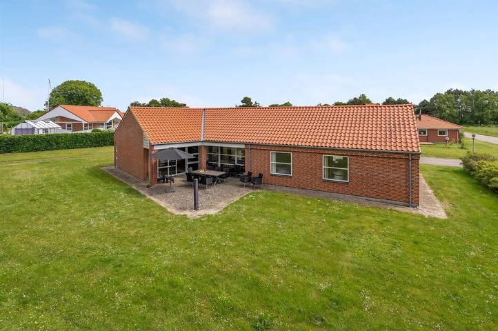 Ferieudlejning for 8 personer, med jacuzzi og have samt sauna i Ristinge