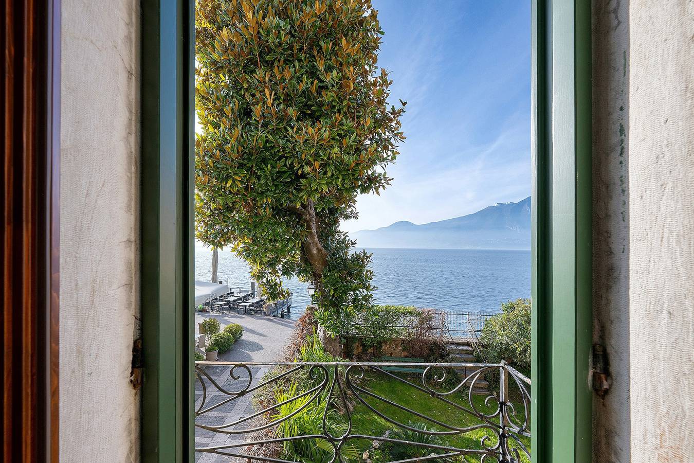 Appartement entier, Appartement "Charming avec Vue sur le Lac" avec Jardin Privé et Vue Panoramique in Torri del Benaco, Montagnes autour du lac de Garde