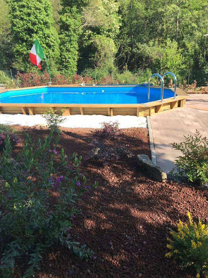 Ferienwohnung für 3 Personen, mit Terrasse und Garten sowie Pool und Ausblick