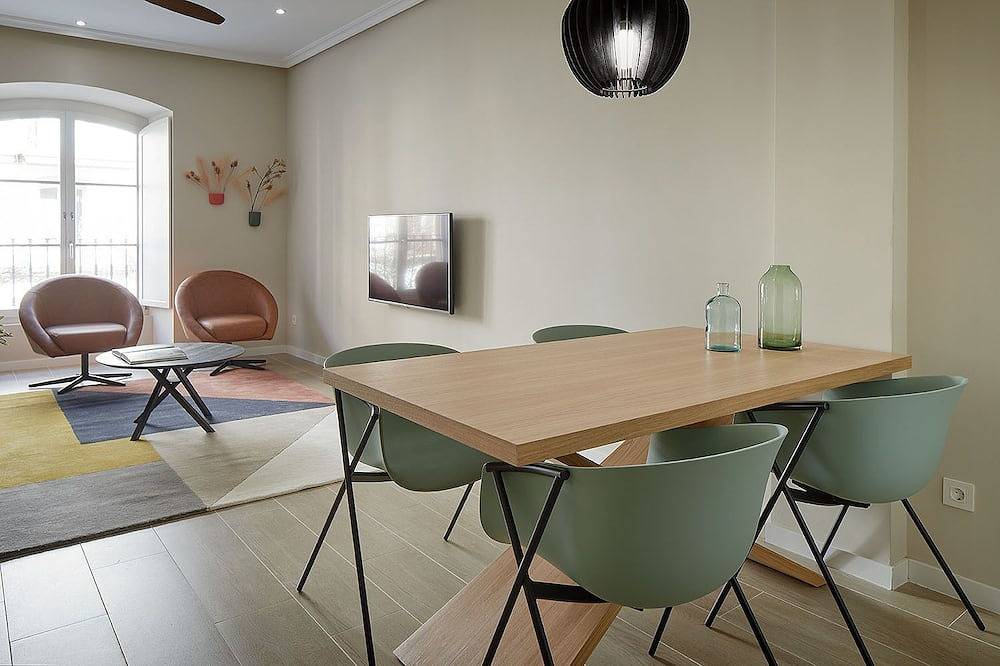 Entire apartment, Oiasso by Feelfree Rentals in Playa de la Concha, San Sebastian