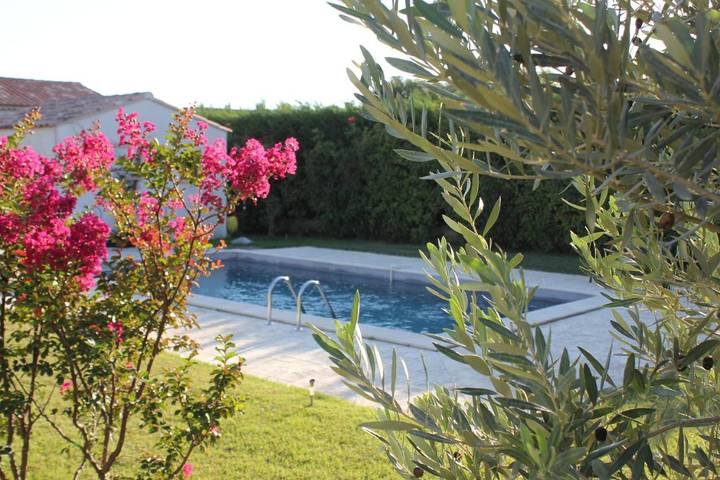 Gîte pour 2 personnes, avec vue et piscine ainsi que jardin et terrasse à Maillane - 3