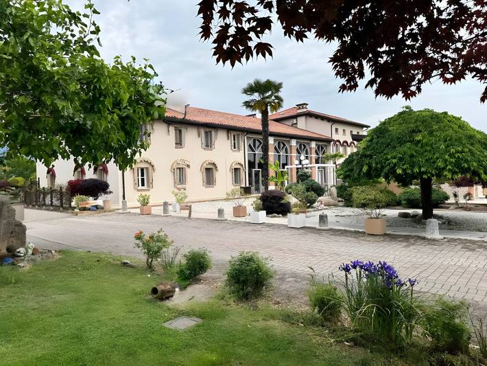 Entire apartment, Apartment 'Alloggio 2 - Monolocale' with shared pool, Wi-Fi and air conditioning in Romano d'Ezzelino, Vicenza Province