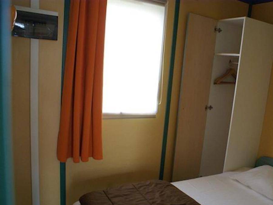 Camping Les Tulipes - Chalet 2 personnes - Chalet mitoyen 16m² - 1 chambre + terrasse couverte 8m² 2 pers in L'Aiguillon-la-Presqu'île, Vendée