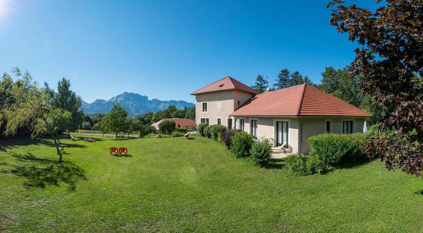 Chambre d’hôte pour 3 personnes, avec Jacuzzi et Terrasse ainsi que Jardin et Vue