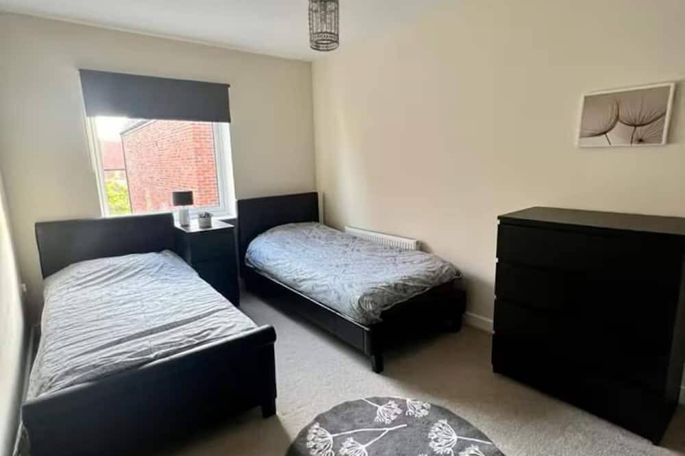 2 Bedroom House in Quiet Neighbourhood, Conveniently Located- 2 Parking Spaces in Kent Downs