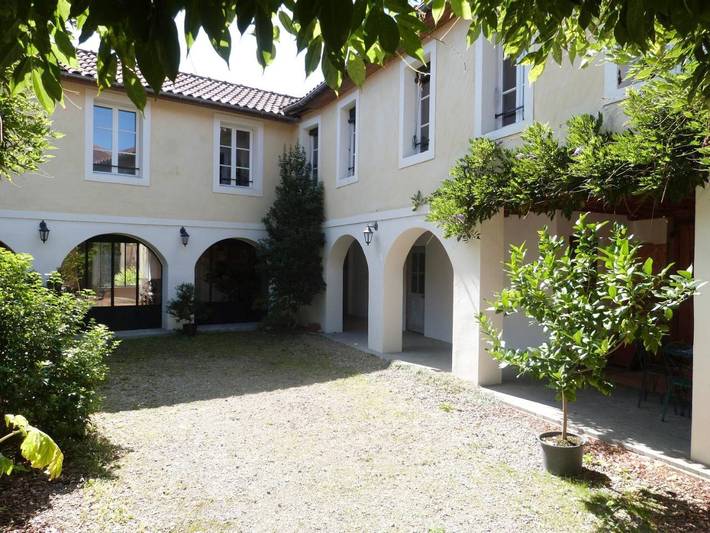 Cottage pour 2 personnes, avec terrasse ainsi que vue et jardin à Garlin (homonymie)