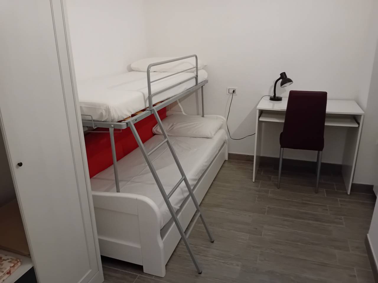 Appartamento intero, Appartamento "Giulia" con vista mare e montagna, giardino e Wi-Fi in Imperia, Riviera di Ponente