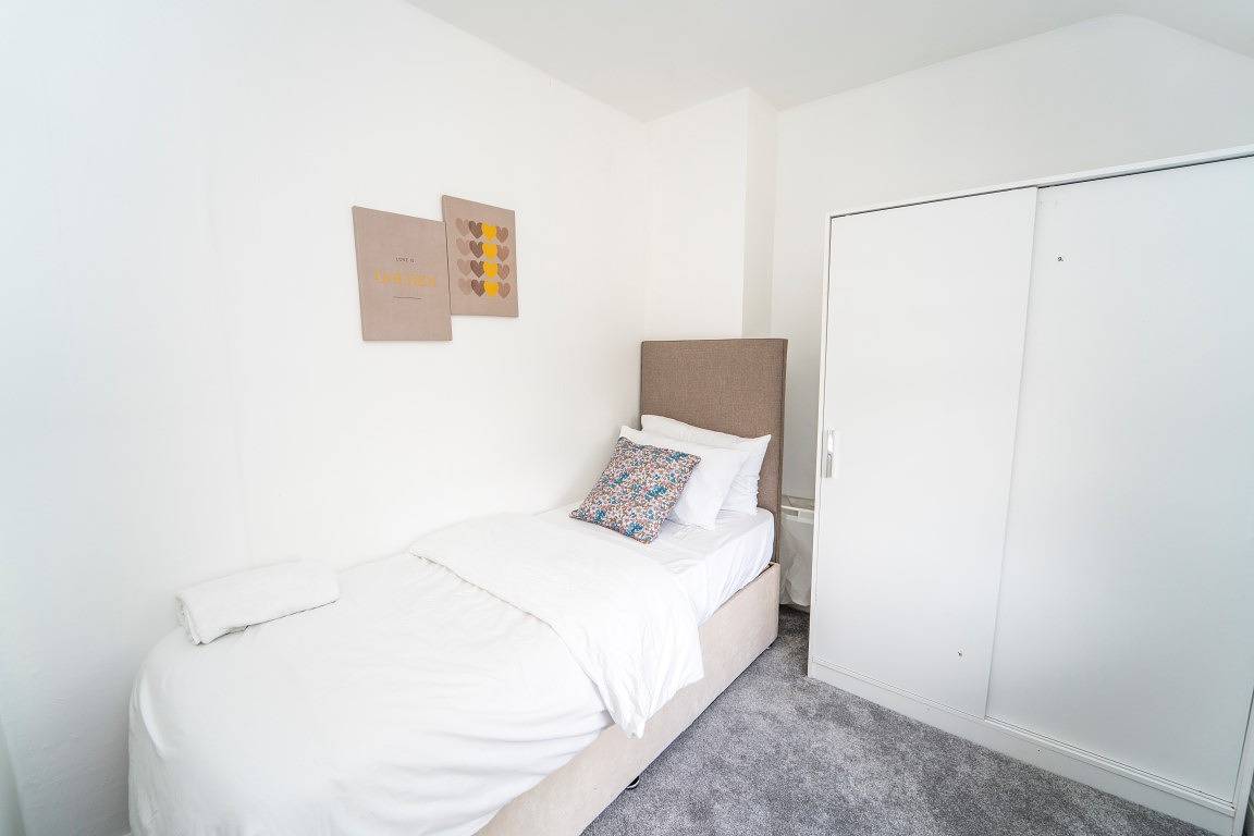 3 Bed House - Sleeps 5 - Pets - Garden - Parking in Heart of England