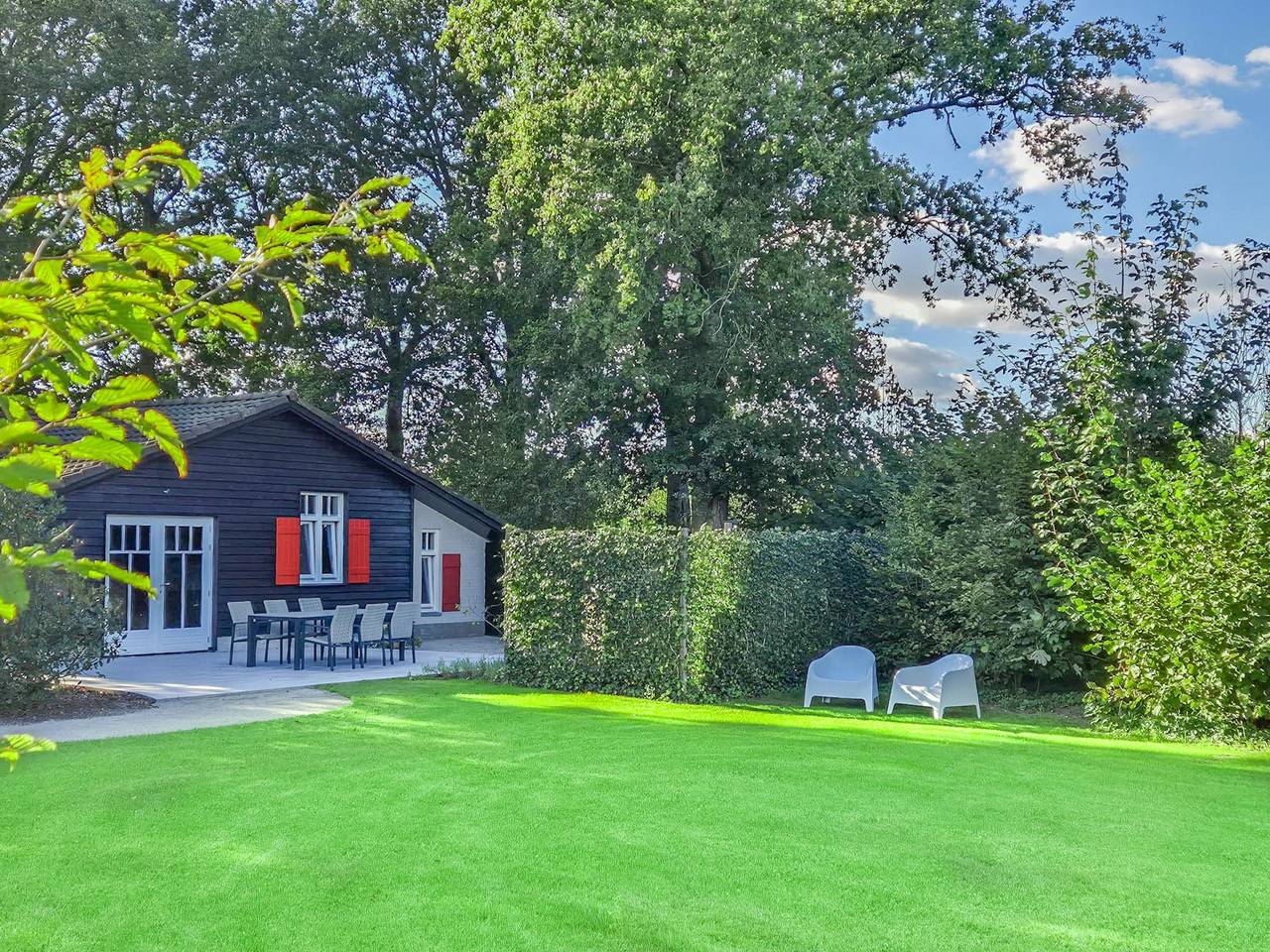 Door groen omgeven luxe woning met hottub in Noord-Brabant