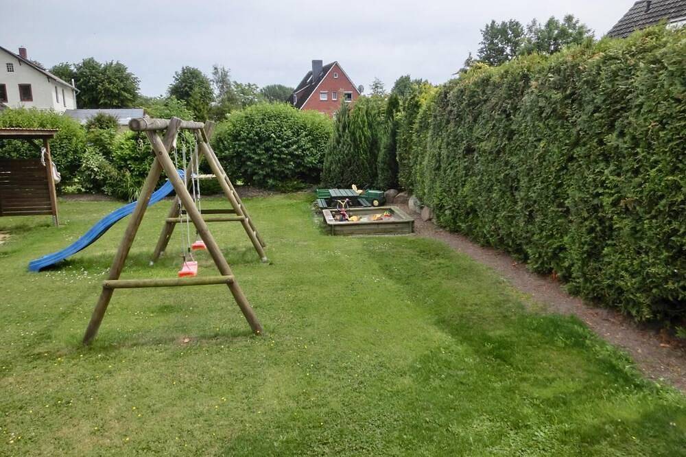 Idyllisches kleines Blockhaus in großer gepflegter Gartenlage in Lutterbek, Kieler Bucht