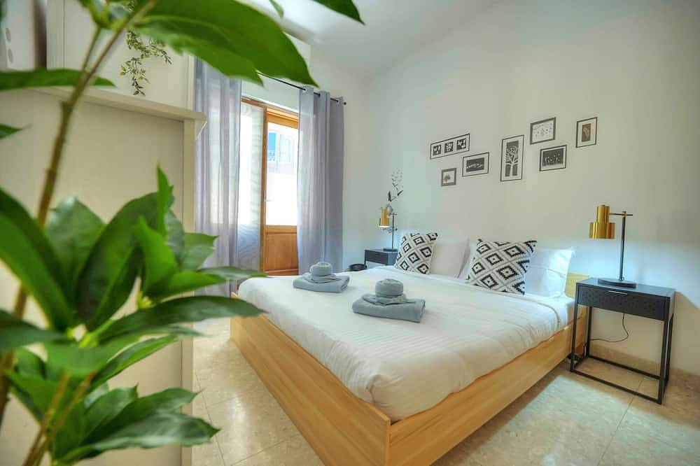 Geheel appartement, Spacious apartment, large yard, near beach Pmic1 in Sliema, Malta