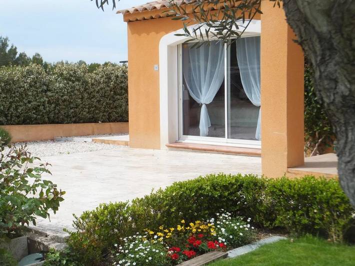 Location de vacances pour 2 personnes, avec terrasse ainsi que vue et jardin à Alleins - 3