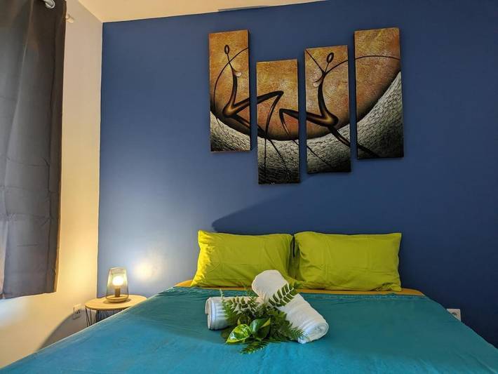 Appartement de vacances pour 3 personnes, avec piscine ainsi que vue et jardin