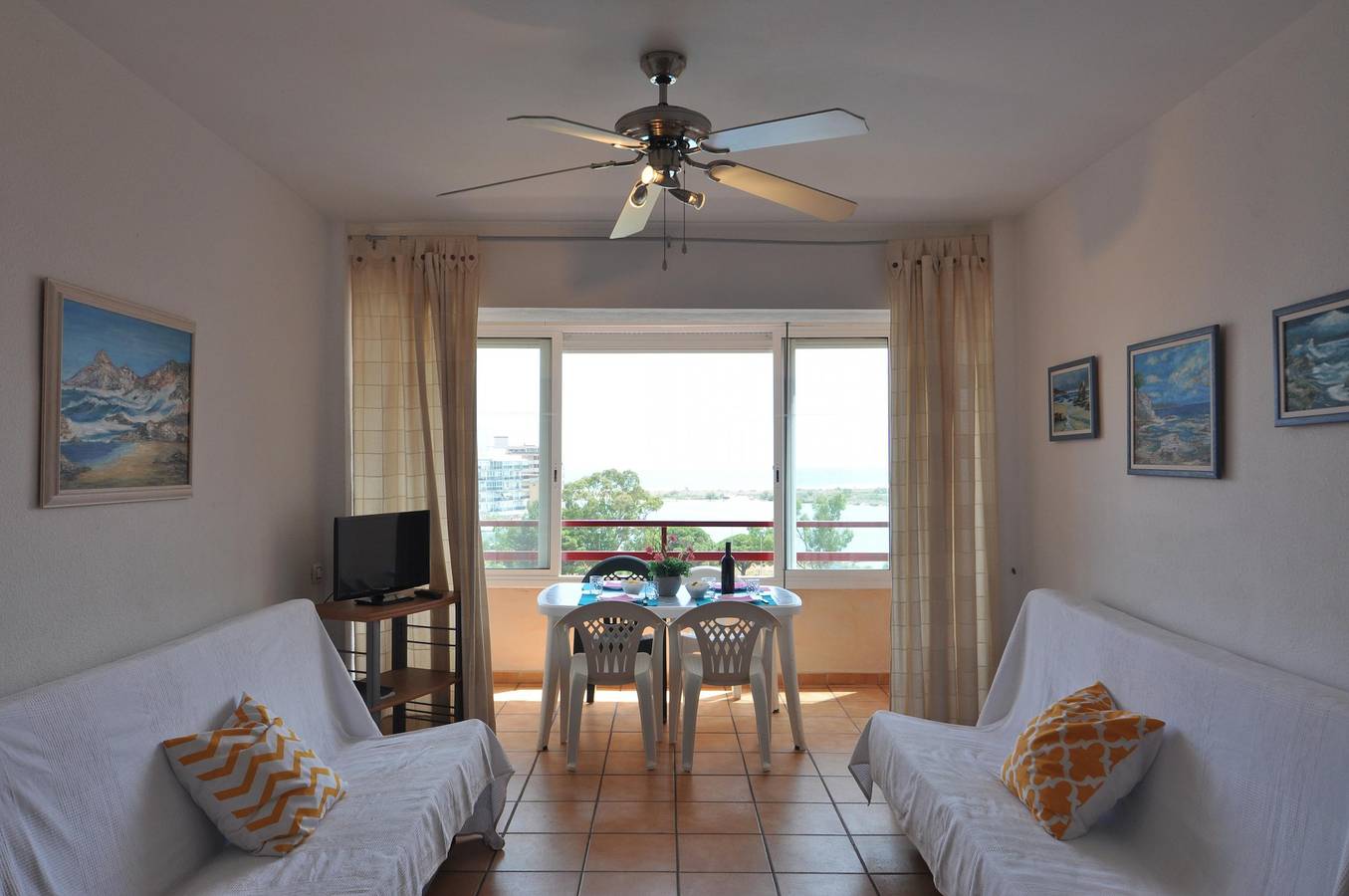 Estudio entero, ¡Estudio acogedor en Roses, Costa Brava! Capacidad para 4, terraza con vistas, piscina comunitaria. Cerca de la playa y atracciones. ¡Reserva ahora! in Santa Margarida, Roses