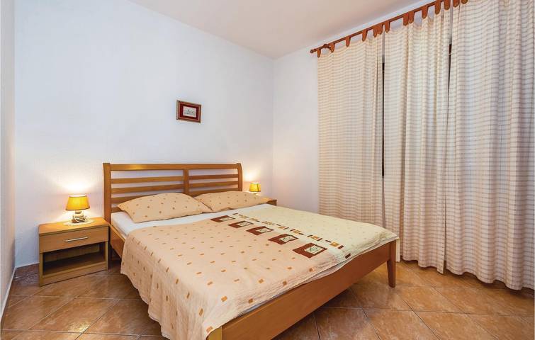 Ganze Ferienwohnung, Gemütliche 2-Zimmer-Wohnung mit Terrasse, 200 m vom Strand entfernt in Senj, Kvarner Festland