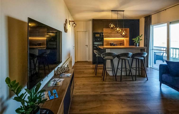 Ganze Ferienwohnung, Apartment am Meer mit Terrasse, WLAN und Parkplatz – 1,5 km vom Strand entfernt in Tkon, Pasman