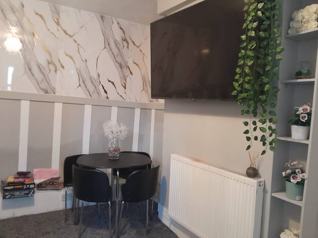 Entire holiday apartment, Modern Seaside Stay at Bela Grove-Sleeps8 in Blackpool Pleasure Beach, North West England