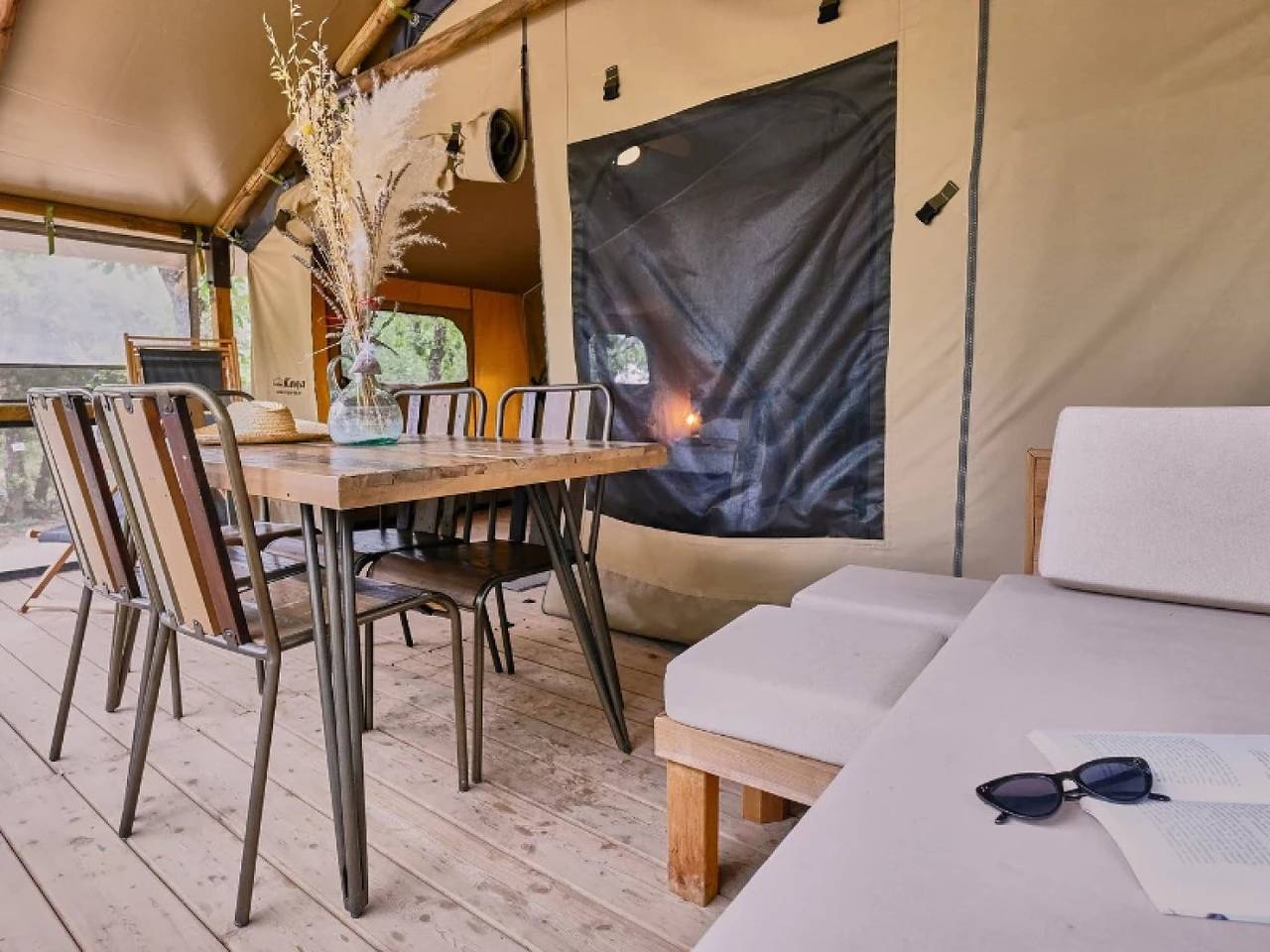 Zecamping 3 étoiles animé piscine chauffée locatif Bbq clim 24m2 in Saint-Saturnin-lès-Apt, Parc naturel régional du Luberon