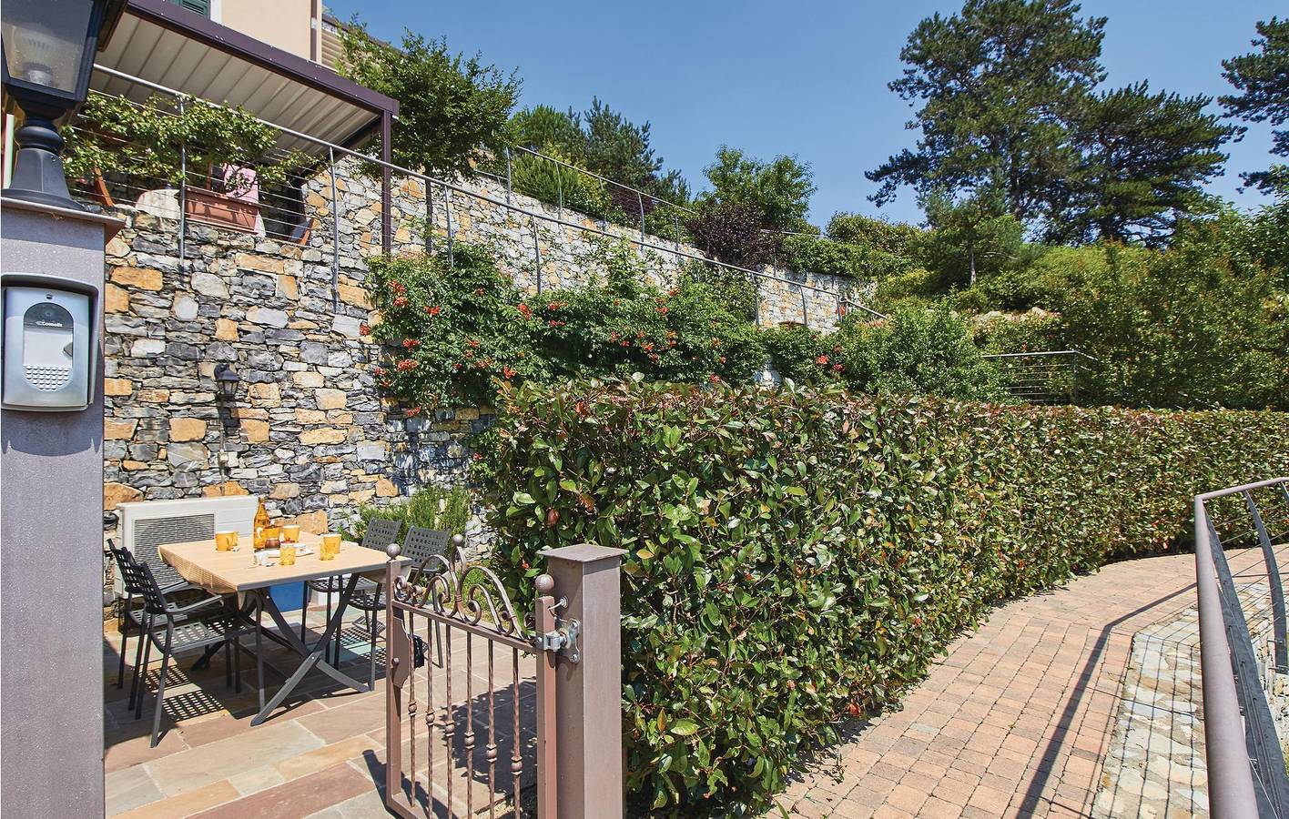 Magliolo Apartment: AC, Pool, Terrace & Kitchen (2km) in Magliolo, Ligurian Alps