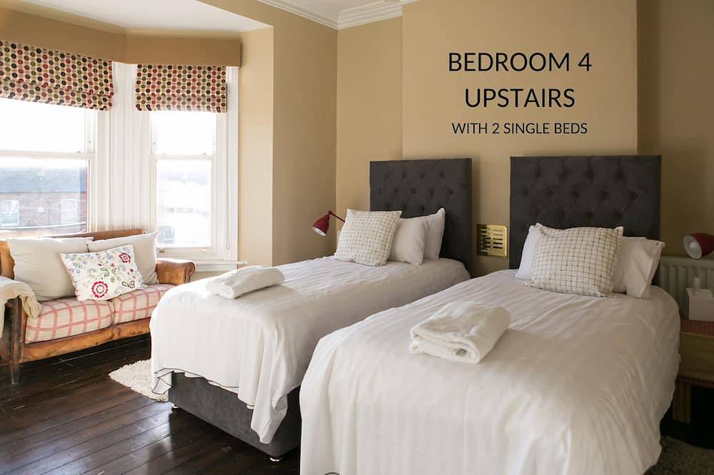 Large Luxury Architect Designed House, Sleeps 15. City 15 mins by bus. in Dublin, County Dublin