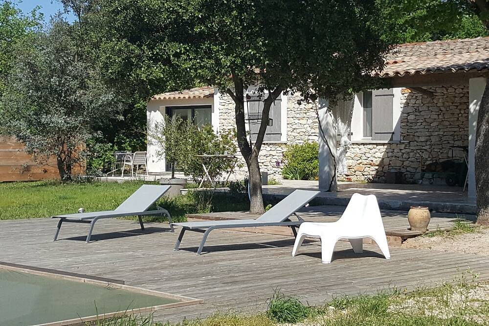 \"Chambre Blanche\" coquette et calme au cœur d'une forêt in Saint-Quentin-la-Poterie, Région de Nîmes